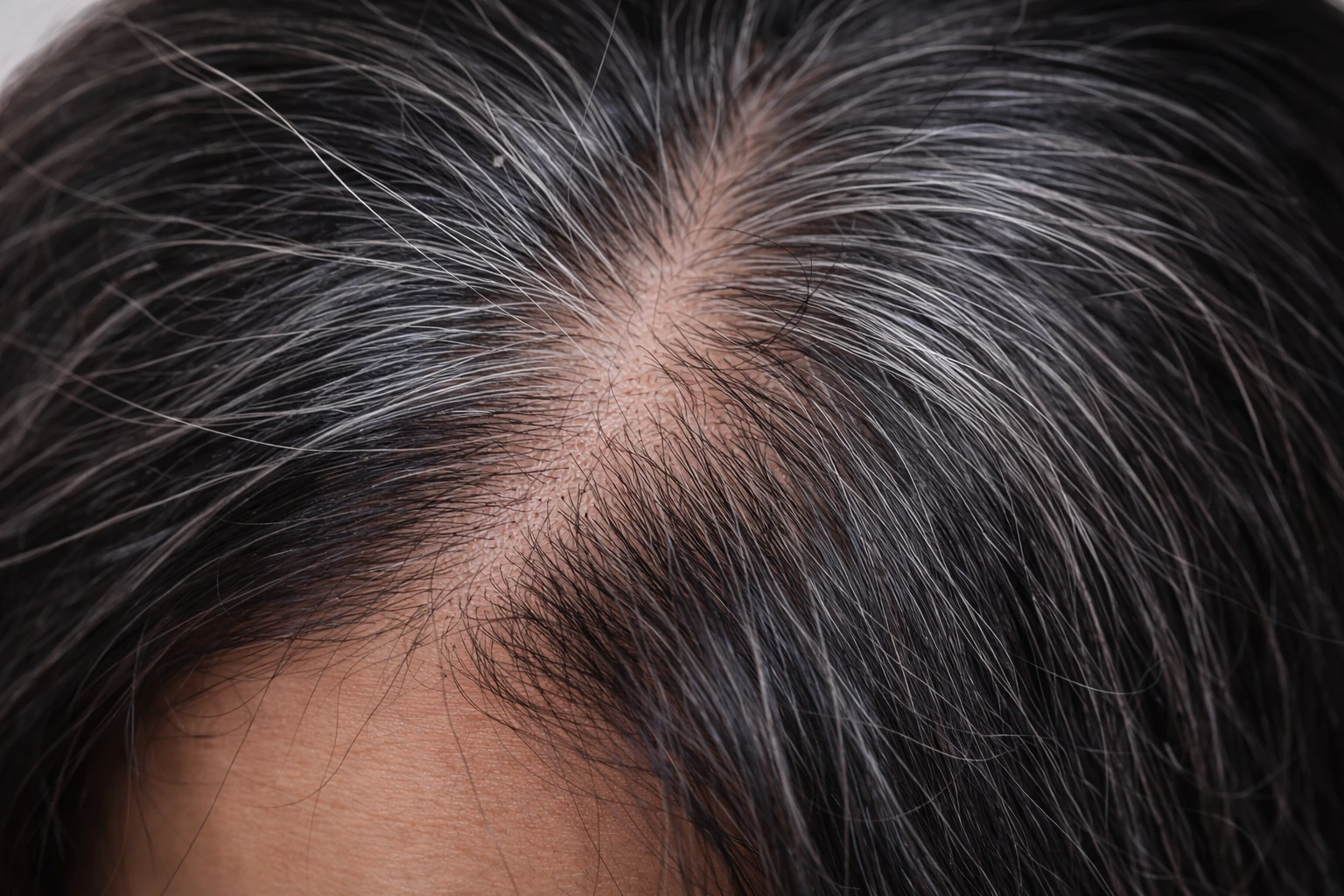 Close-up akar rambut beruban